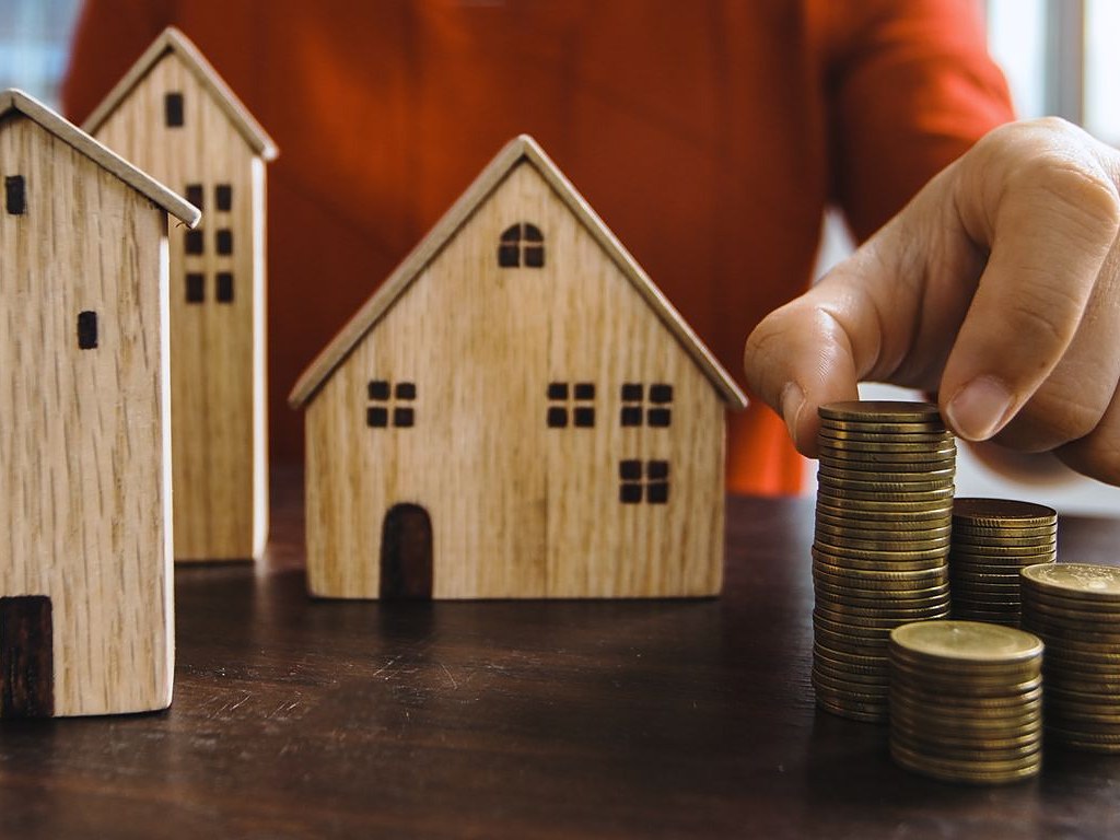 Modelwoningen met euromunten als symbool voor subsidie en besparing op verduurzaming