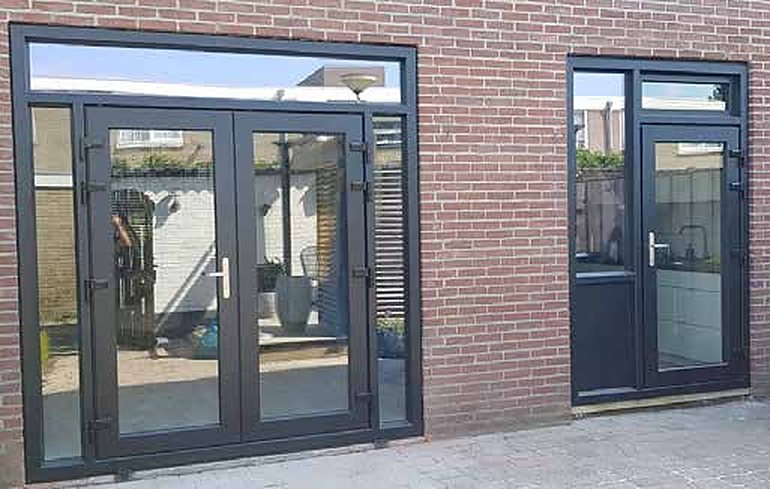 Strakke antracietkleurige aluminium kozijnen en voordeur