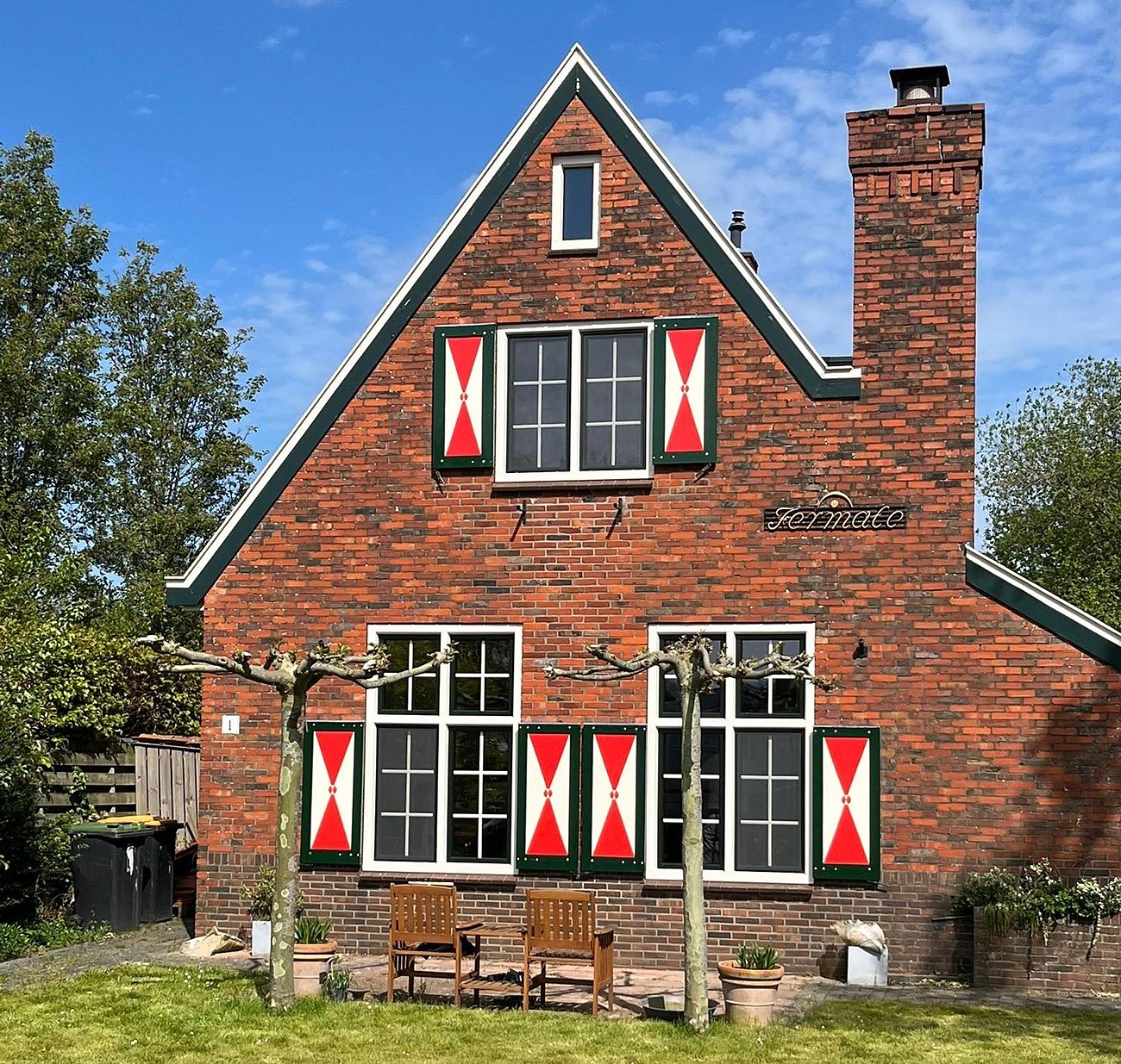 Moderne woning met nieuwe kunststof kozijnen en een verzorgde gevel