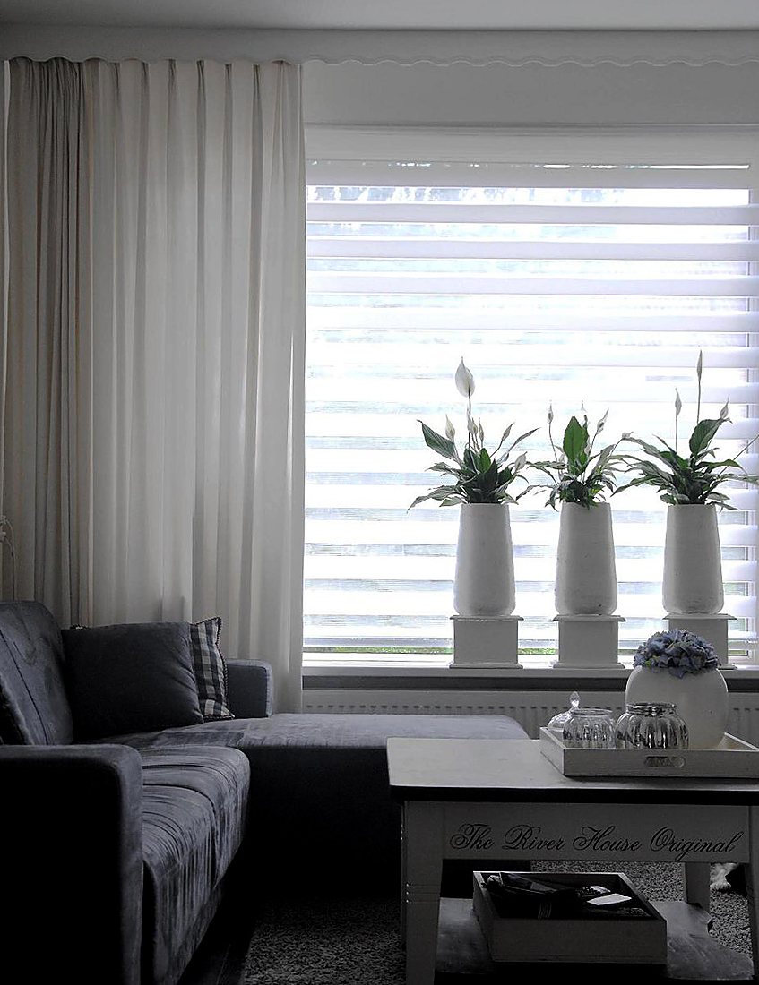 Rolgordijn als raamdecoratie in een lichte woonkamer