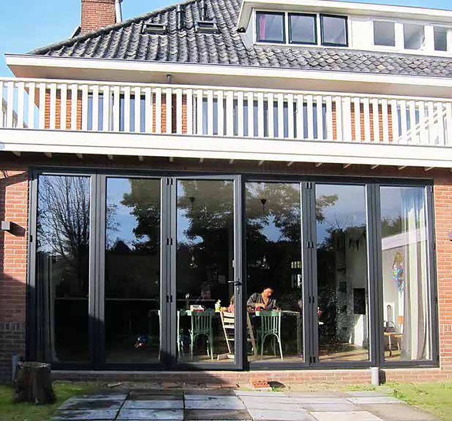 Aluminium schuifpui en schuifwand naar een terras